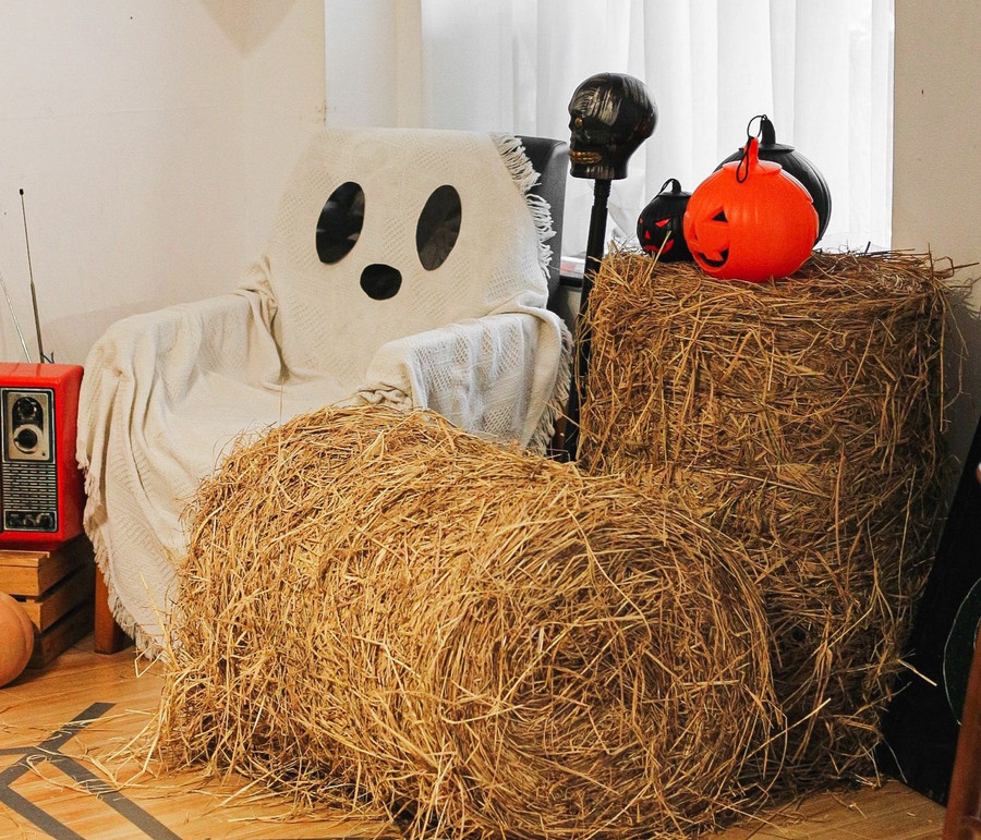 Cuộn rơm, con ma dễ thương. Ảnh: Trang Nguyễn