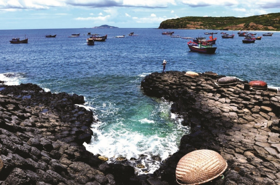 Gành Đá Đĩa thuộc huyện Tuy An, Phú Yên. Ảnh: Traveloka