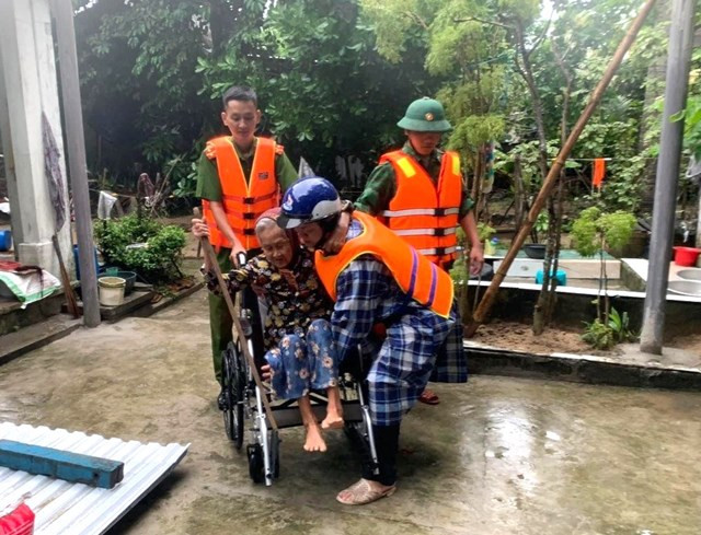 Người già yếu được lực lượng chức năng giúp đỡ đưa đi trú bão