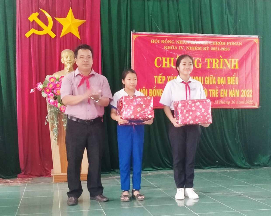  Thường trực HĐND xã Chrôh Pơnan trao phần quà cho các em học sinh tiêu biểu tại buổi đối thoại. Ảnh: H’Yuyên