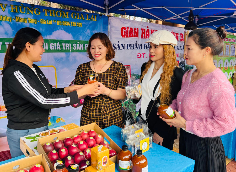 Khách hàng tham quan, mua sắm tại gian hàng của Hợp tác xã Nông nghiệp và dịch vụ Hùng Thơm Gia Lai. Ảnh: Minh Nhật