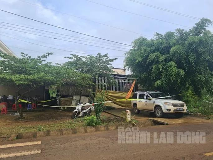 Lực lượng chức năng bảo vệ hiện trường, khám nghiệm tử thi để điều tra vụ án mạng