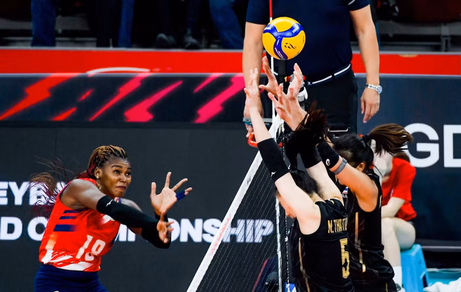 Tuyển nữ bóng chuyền Thái Lan (phải) tổ chức hàng chắn khá hiệu quả. Ảnh: VOLLEYBALL WORLD