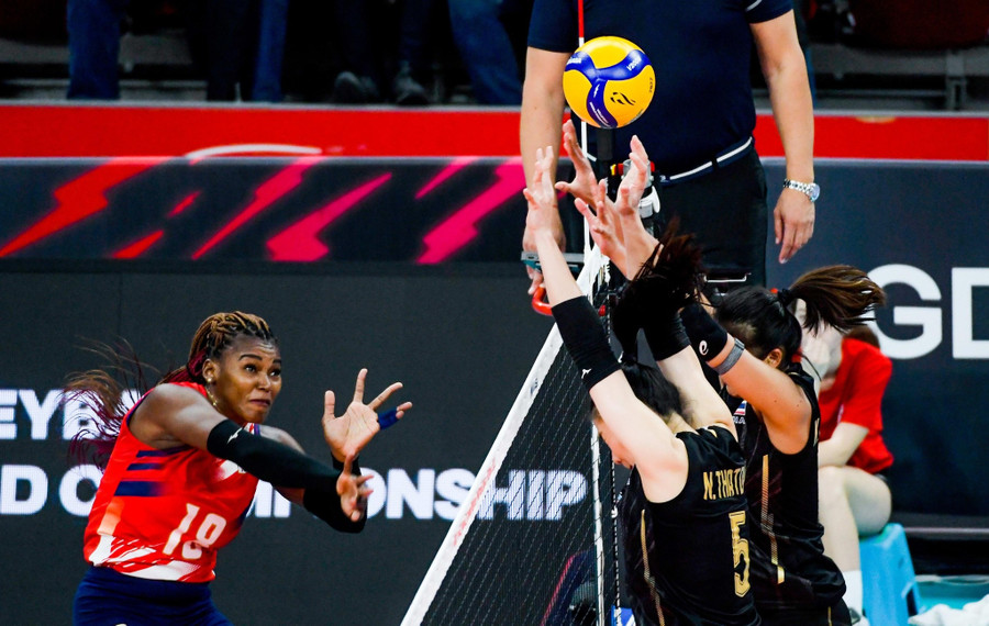 Tuyển nữ bóng chuyền Thái Lan (phải) tổ chức hàng chắn khá hiệu quả. Ảnh: VOLLEYBALL WORLD Tuyển nữ bóng chuyền Thái Lan (phải) tổ chức hàng chắn khá hiệu quả. Ảnh: VOLLEYBALL WORLD
