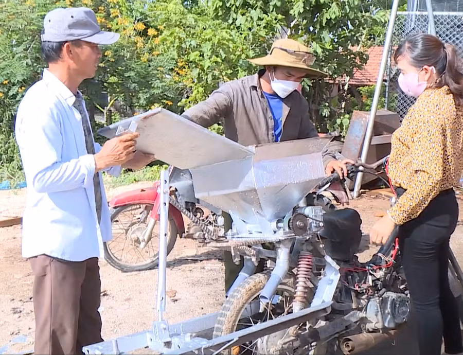  Hội viên nông dân thị trấn Phú Túc (huyện Krông Pa) tham quan chiếc máy nông nghiệp đa năng do anh Nguyễn Văn Hậu sáng chế. Ảnh: Vũ Chi