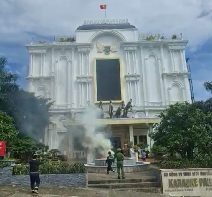 Lực lượng Cảnh sát PCCC-CNCH Công an tỉnh triển khai các phương án ứng phó với tình huống giả định xảy ra cháy nổ. Ảnh: Lê Anh Lực lượng Cảnh sát PCCC-CNCH Công an tỉnh triển khai các phương án giả định xảy ra cháy nổ. Ảnh: Lê Anh