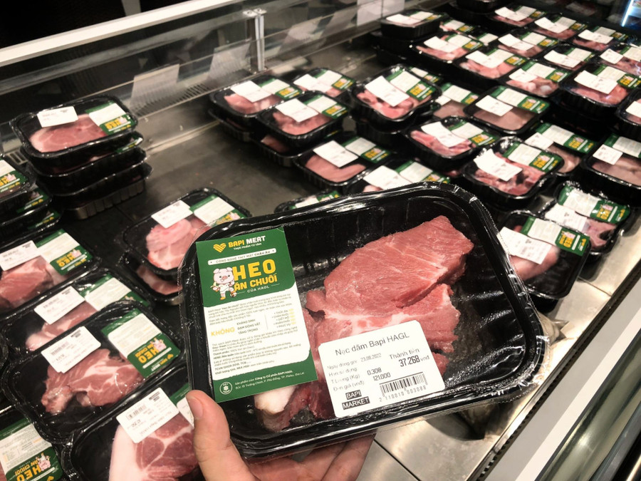 Sản phẩm thịt heo ăn chuối của Bầu Đức mới ra mắt đã được đông đảo người tiêu dùng đón nhận. Ảnh: Minh Hằng Sản phẩm thịt heo ăn chuối của Bầu Đức mới ra mắt đã được đông đảo người tiêu dùng đón nhận. Ảnh: Minh Hằng