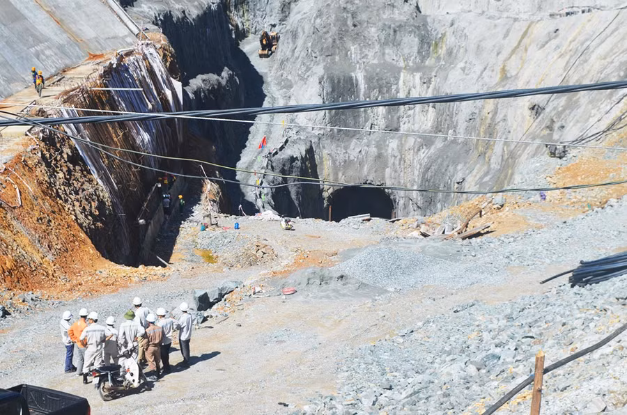 Thi công đường hầm dẫn nước vào nhà máy. Ảnh: Hoàng Anh Phượng