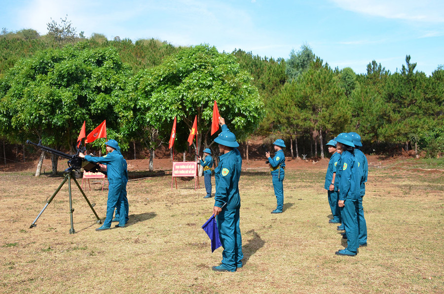  Lực lượng dân quân TP. Pleiku huấn luyện bắn súng 12,7 mm. Ảnh: Thiên Thanh