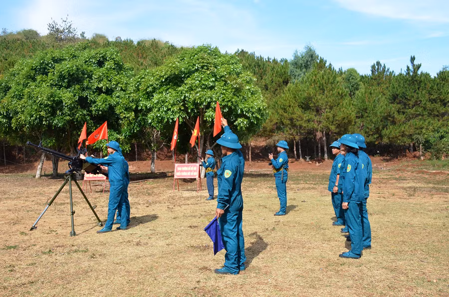  Lực lượng dân quân TP. Pleiku huấn luyện bắn súng 12,7 mm. Ảnh: Thiên Thanh