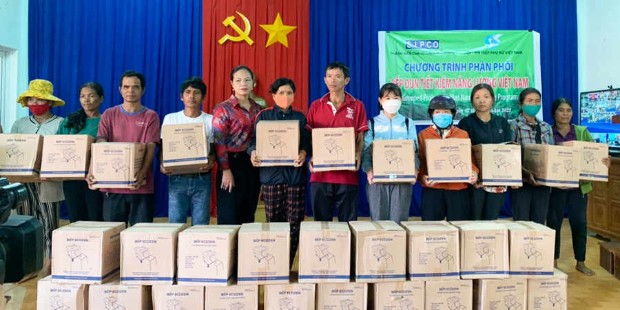 Ban tổ chức tặng 400 bếp đun kiết kiệm năng lượng cho 400 hội viên phụ nữ dân tộc thiểu số trên địa bàn. Ảnh: Hà Chi Tặng 400 bếp đun kiết kiệm năng lượng cho 400 hội viên phụ nữ dân tộc thiểu số trên địa bàn. Ảnh: Hà Chi