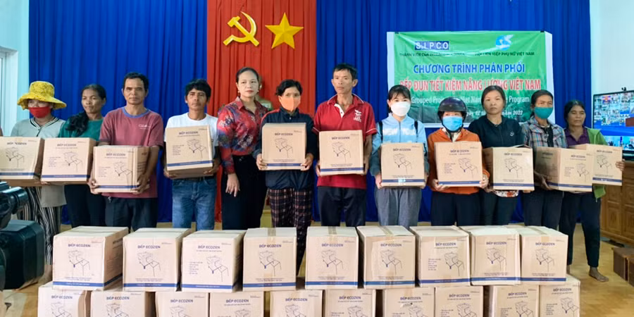  Tặng 400 bếp đun kiết kiệm năng lượng cho 400 hội viên phụ nữ dân tộc thiểu số trên địa bàn. Ảnh: Hà Chi