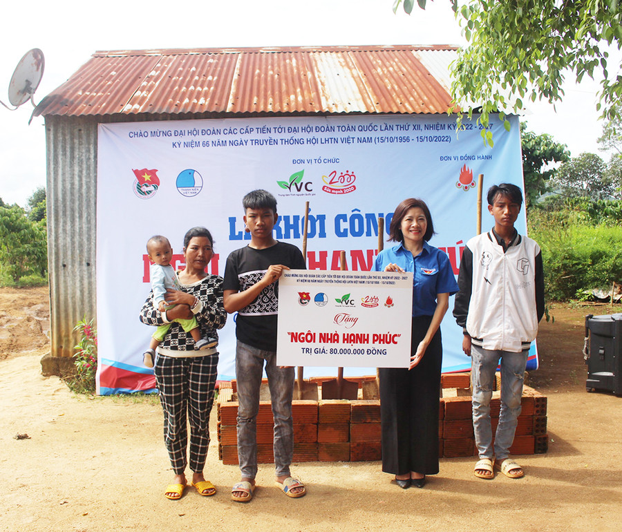 Em Ksor Ruyn (thứ 3 từ phải sang, làng Yar, xã Chư Đang Ya, huyện Chư Păh) cùng gia đình nhận bảng tượng trưng “Ngôi nhà hạnh phúc” do Trung tâm Thông tin nguồn lực tình nguyện Việt Nam và Tỉnh Đoàn trao tặng. Ảnh: Phan Lài Em Ksor Ruyn (thứ 3 từ phải sang, làng Yar, xã Chư Đang Ya, huyện Chư Păh) cùng gia đình nhận bảng tượng trưng “Ngôi nhà hạnh phúc” do Trung tâm thông tin nguồn lực tình nguyện Việt Nam và Tỉnh Đoàn trao tặng. Ảnh: Phan Lài