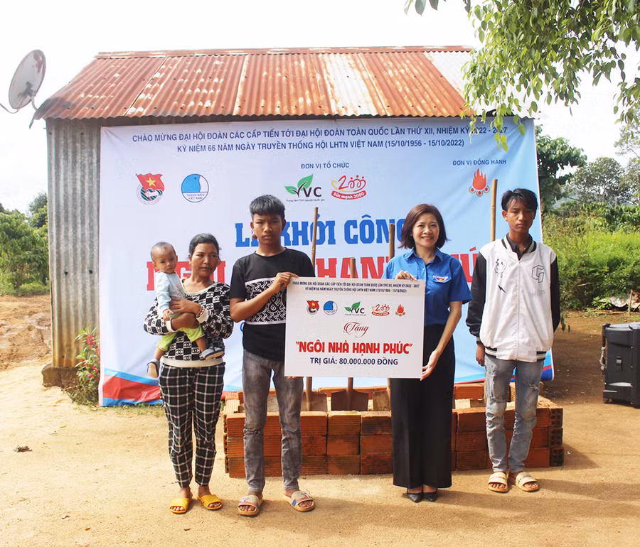  Em Ksor Ruyn (thứ 3 từ phải sang, làng Yar, xã Chư Đang Ya, huyện Chư Păh) cùng gia đình nhận bảng tượng trưng “Ngôi nhà hạnh phúc” do Trung tâm thông tin nguồn lực tình nguyện Việt Nam và Tỉnh Đoàn trao tặng. Ảnh: Phan Lài