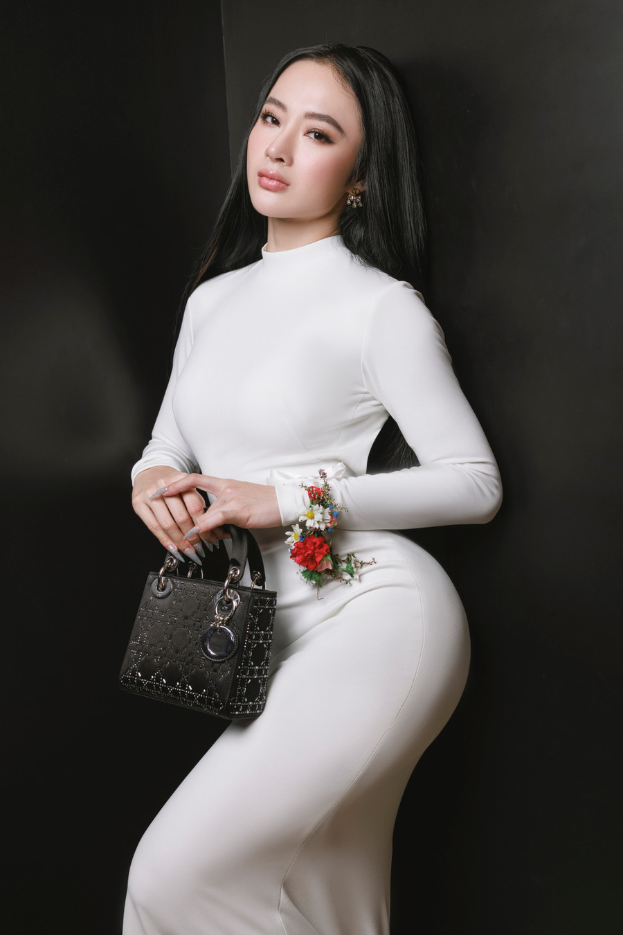 Nhiều năm qua, Angela Phương Trinh cổ vũ lối sống lành mạnh, tích cực. Người đẹp duy trì chế độ ăn thuần chay, kiên trì theo đuổi những bài tập thể dục nhằm tăng cường sức bền, sự dẻo dai cho cơ thể. Ảnh: Khoa Nguyễn