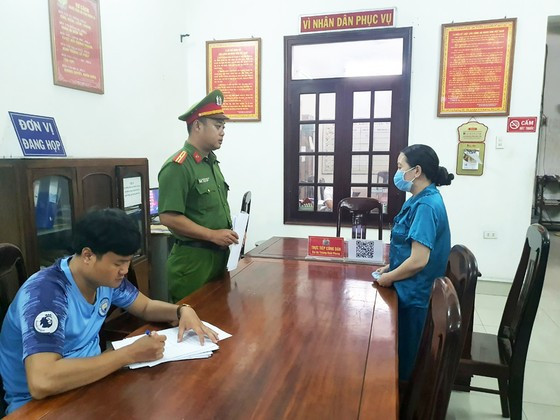 Bị can Bùi Thị Tú Trinh (vợ của Hùng) tại thời điểm bị bắt khẩn cấp. Bị can Bùi Thị Tú Trinh (vợ của Hùng) tại thời điểm bị bắt khẩn cấp