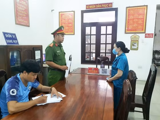 Bị can Bùi Thị Tú Trinh (vợ của Hùng) tại thời điểm bị bắt khẩn cấp