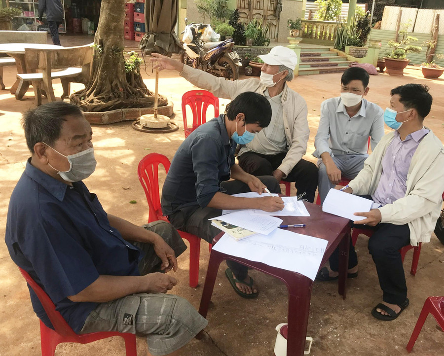 Tổ công tác đền bù giải phóng mặt bằng huyện Chư Pưh tuyên truyền, vận động người dân xã Ia Phang bàn giao mặt bằng cho đơn vị thi công. Ảnh: Phạm Ngọc