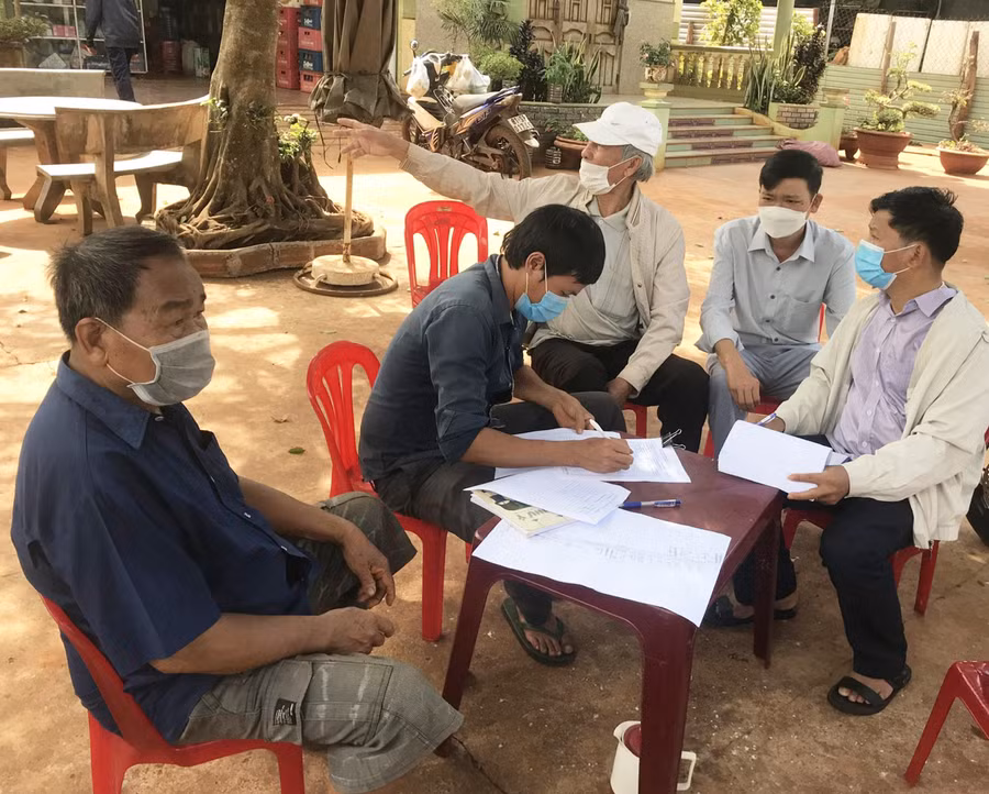 Tổ công tác đền bù giải phóng mặt bằng huyện Chư Pưh tuyên truyền, vận động người dân xã Ia Phang bàn giao mặt bằng cho đơn vị thi công. Ảnh: Phạm Ngọc