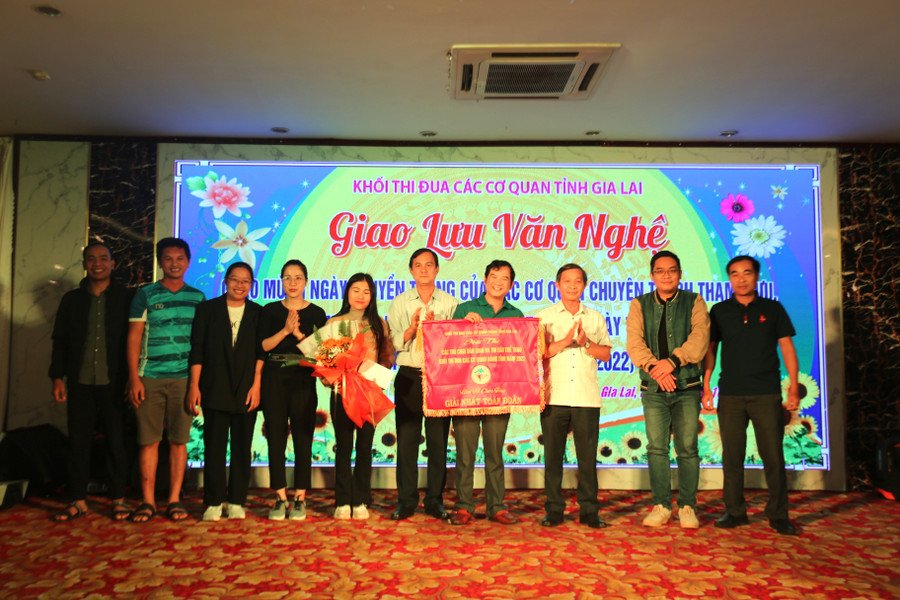 Tập thể Báo Gia Lai nhận giải nhất toàn đoàn của Hội thi Ảnh Văn Ngọc