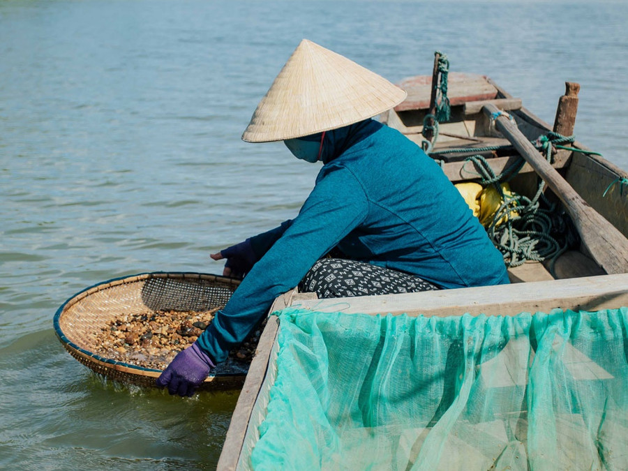 Cào chắt chắt trên sông Gianh, công việc mang lại thu nhập chính cho bà con sinh sống dọc đôi bờ sông. Ảnh: Bá Cường