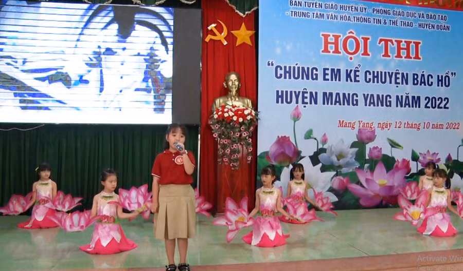 Các em thể hiện phần thi kể chuyện về Bác. Ảnh: Minh Hiển