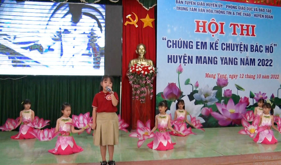 Các em thể hiện phần thi kể chuyện về Bác. Ảnh: Minh Hiển