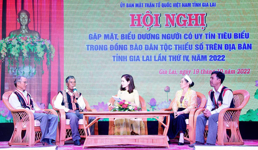 Người có uy tín tiêu biểu giao lưu, chia sẻ kinh nghiệm tại hội nghị. Ảnh: Đức Thụy Người có uy tín tiêu biểu giao lưu, chia sẻ kinh nghiệm tại hội nghị. Ảnh: Đức Thụy