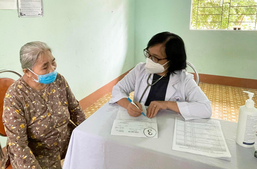 Bác sĩ trong đoàn công tác khám bệnh cho đối tượng gia đình, chính sách, người có công huyện Kông Chro. Ảnh: Phương Liên