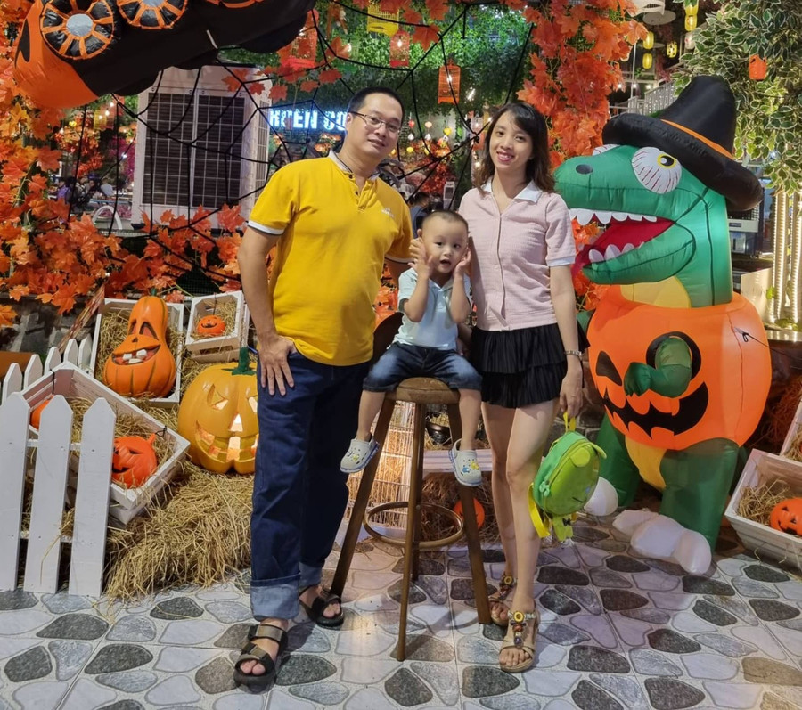 Gia đình chị Phụng vui chơi Halloween. Ảnh: Tấn Đạt