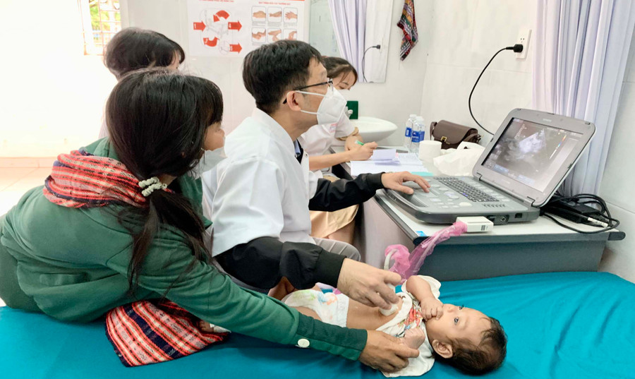 Các bác sĩ khám sàng lọc bệnh tim bẩm sinh cho bệnh nhi. Ảnh: Như Nguyện