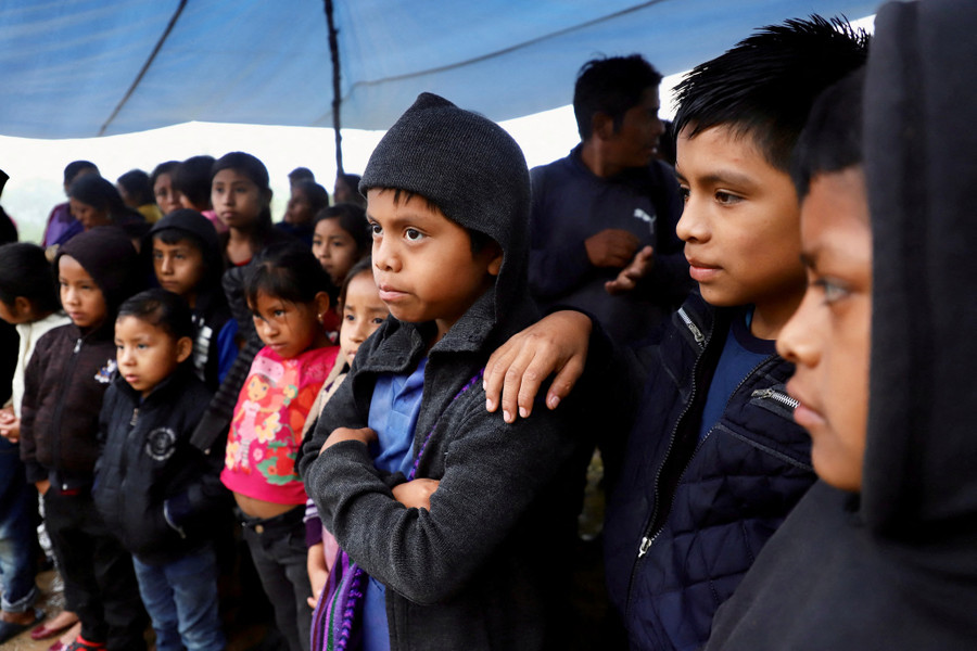 Trẻ em ở bang Chiapas của Mexico ngày 6.10. Ảnh: Reuters