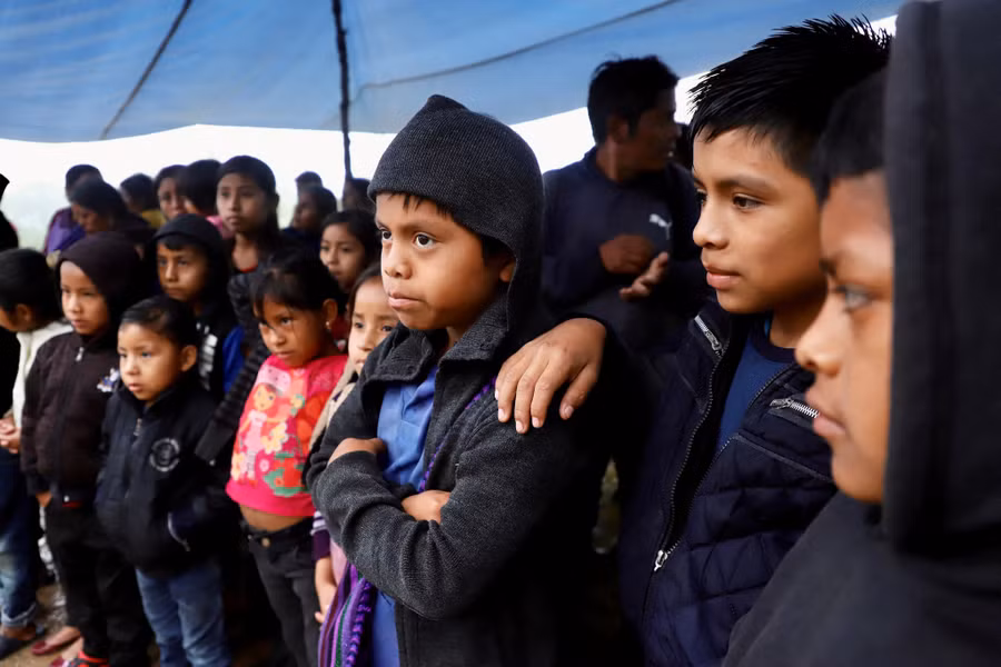 Trẻ em ở bang Chiapas của Mexico ngày 6.10. Ảnh: Reuters