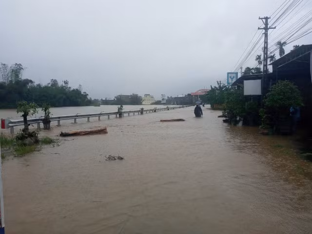  Nhiều tuyến đường ở Quảng Ngãi bị ngập sâu. Ảnh nguồn VGP