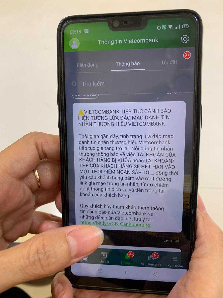 Ngân hàng VCB gửi thông báo nhắc khách hàng cảnh giác với chiêu lừa đảo mạo danh ngân hàng. Ảnh: Xuân Phạm Ngân hàng VCB gửi thông báo nhắc khách hàng cảnh giác với chiêu lừa đảo mạo danh ngân hàng. Ảnh XUÂN PHẠM