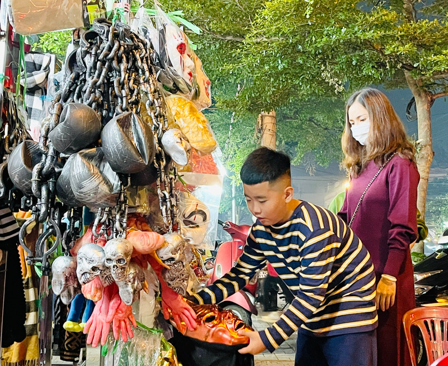 Các bạn nhỏ thích thú với những chiếc mặt nạ. Ảnh: Mai Ka Các bạn nhỏ thích thú với những chiếc mặt nạ. Ảnh: Mai Ka