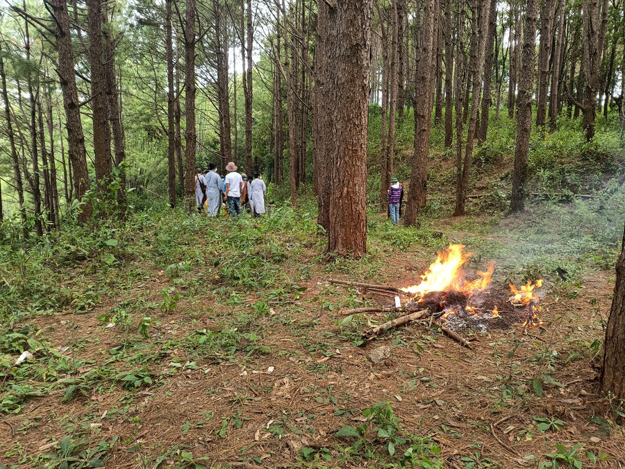 Ngay sau khi nắm thông tin người nhà nạn nhân đã đến nhận dạng và lo hậu sự theo phong tục địa phương. Ảnh: R'Ô HOK