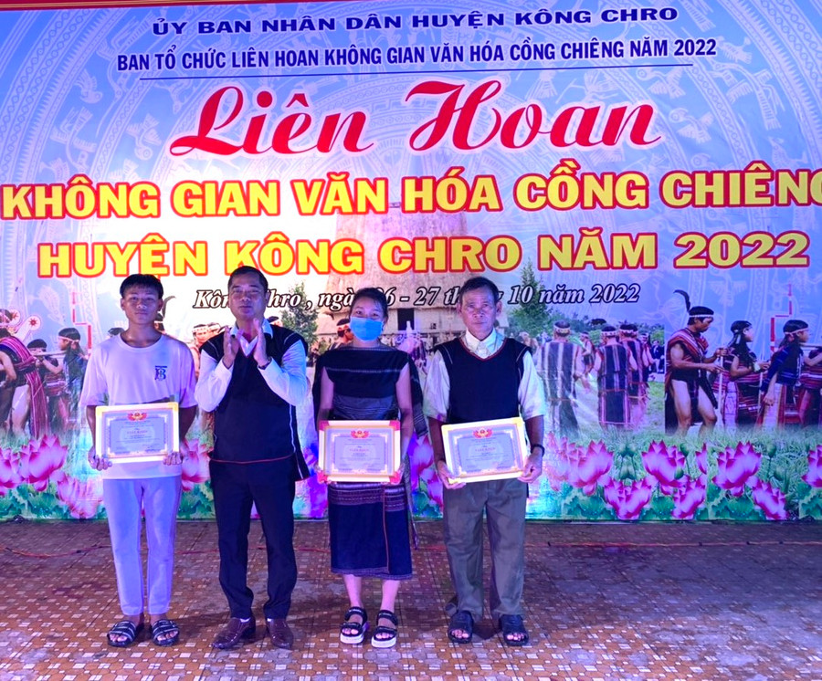 Tặng giấy khen cho các cá nhân, tập thể còn lưu giữ nhiều bộ cồng chiêng nhất trên địa bàn huyện Kông Chro. Ảnh: Ngọc Minh