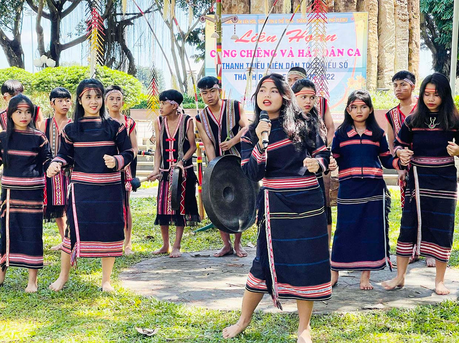Các bạn trẻ người Jrai ở làng Kép (phường Đống Đa) tham gia Liên hoan cồng chiêng và hát dân ca thanh-thiếu niên dân tộc thiểu số TP. Pleiku năm 2022. Ảnh: Trần Dung Các bạn trẻ người Jrai ở làng Kép (phường Đống Đa) tham gia Liên hoan cồng chiêng và hát dân ca thanh-thiếu niên dân tộc thiểu số TP. Pleiku năm 2022. Ảnh: Trần Dung