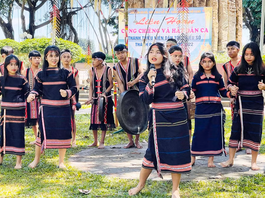  Các bạn trẻ người Jrai ở làng Kép (phường Đống Đa) tham gia Liên hoan cồng chiêng và hát dân ca thanh-thiếu niên dân tộc thiểu số TP. Pleiku năm 2022. Ảnh: Trần Dung