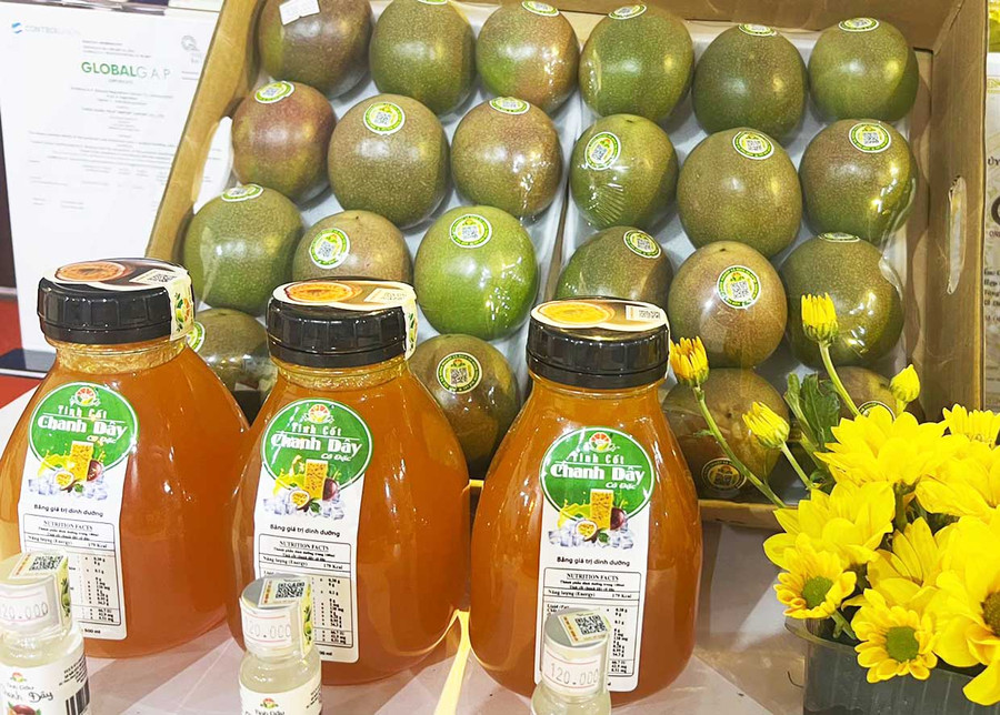 Sản phẩm chanh dây và nước tinh cốt chanh dân của HTX Nông Nghiệp và Dịch Vụ Hùng Thơm Gia Lai được nhiều người tiêu dùng ưa chuộng. Ảnh: Thanh Nhật