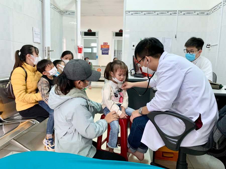 Các bác sĩ khám sàng lọc bệnh tim bẩm sinh cho một cháu nhỏ. Ảnh: Như Nguyện