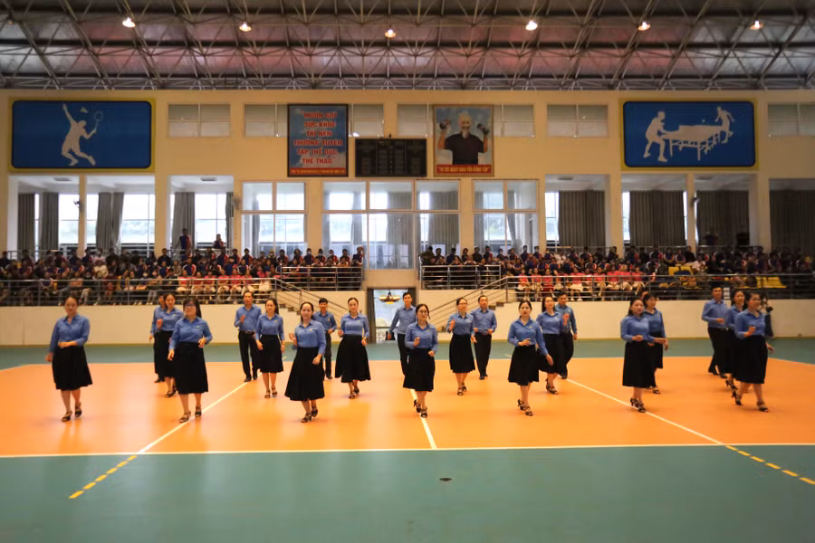 Màn thi nhảy dân vũ thể thao mang lại bầu không khí tươi vui tại Lễ khai mạc của Hội thao Ảnh: Văn Ngọc