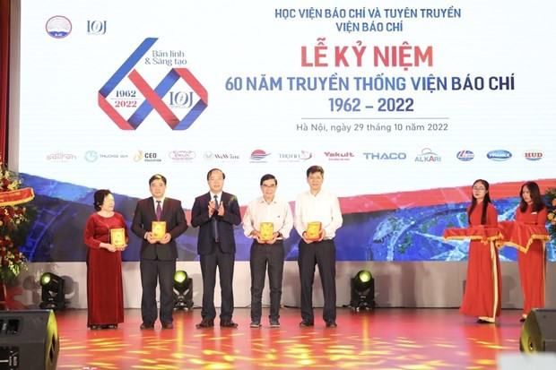 Viện Báo chí tri ân các cá nhân là các thế hệ nhà báo lão thành, lãnh đạo, cán bộ, giảng viên góp công lớn cho sự phát triển của viện. (Ảnh: Minh Quyết/TTXVN) Viện Báo chí tri ân các cá nhân là các thế hệ nhà báo lão thành, lãnh đạo, cán bộ, giảng viên góp công lớn cho sự phát triển của viện. (Ảnh: Minh Quyết/TTXVN)