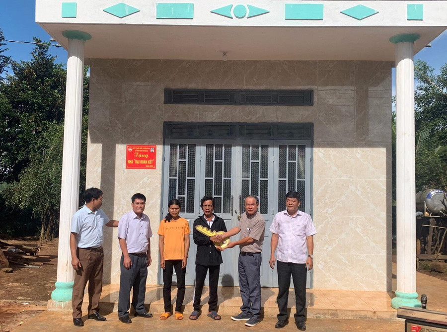 Chủ tịch Tập đoàn Hoàng Anh Gia Lai Đoàn Nguyên Đức (thứ 2 từ trái qua) trao tăng nhà Đại đoàn kết cho hộ ông Rắp (làng Klot, xã Kon Gang). Ảnh: Kỳ Anh Chủ tịch Tập đoàn Hoàng Anh Gia Lai Đoàn Nguyên Đức (thứ 2 từ trái qua) trao tăng nhà Đại đoàn kết cho hộ ông Rắp (làng Klot, xã Kon Gang). Ảnh: Kỳ Anh