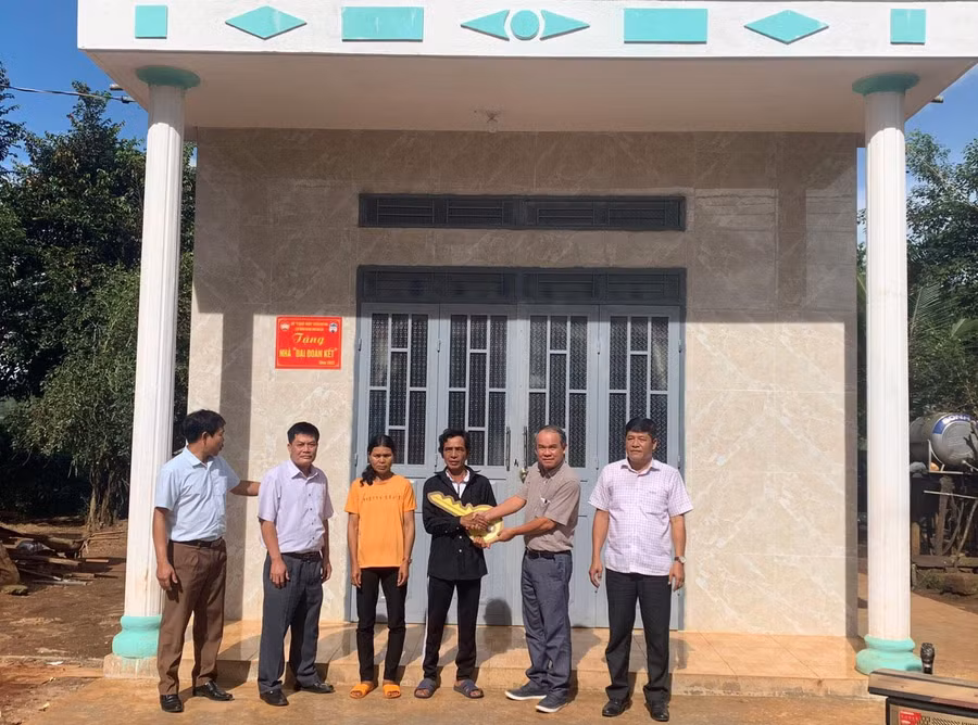 Chủ tịch Tập đoàn Hoàng Anh Gia Lai Đoàn Nguyên Đức (thứ 2 từ trái qua) trao tăng nhà Đại đoàn kết cho hộ ông Rắp (làng Klot, xã Kon Gang). Ảnh: Kỳ Anh