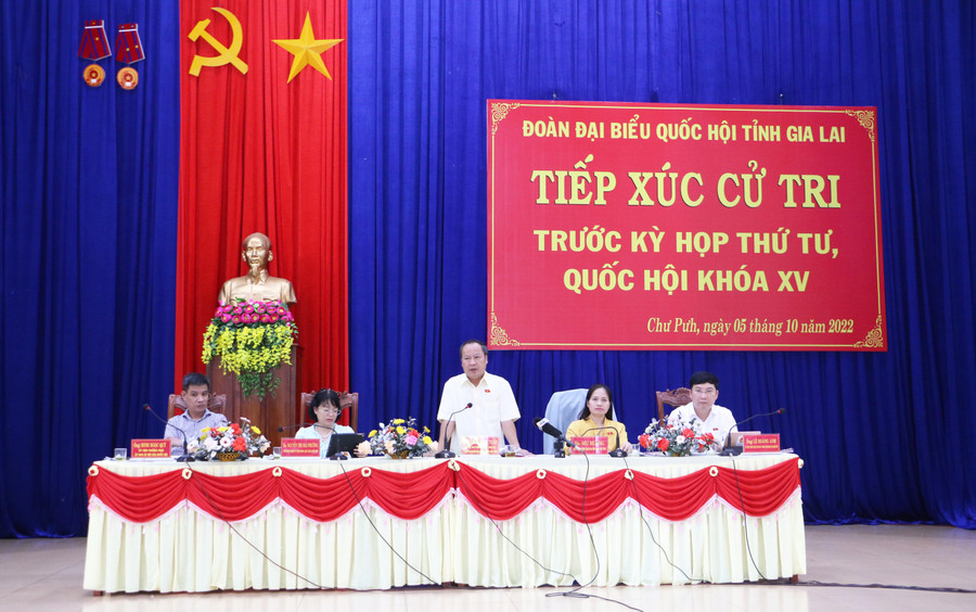 Phó Bí thư Thường trực Tỉnh ủy, Trưởng đoàn đại biểu Quốc hội tỉnh Châu Ngọc Tuấn phát biểu tại buổi tiếp xúc cử tri huyện Chư Pưh. Ảnh: Quang Tấn