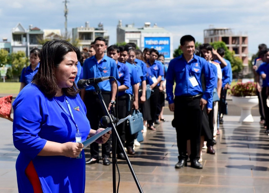 Đồng chí Hà Thị Giang Thảo-Bí thư Tỉnh Đoàn khóa XIV thay mặt tuổi trẻ toàn tỉnh báo công với Bác. Ảnh: Đức Thụy Đồng chí Hà Thị Giang Thảo-Bí thư Tỉnh Đoàn khóa XIV thay mặt tuổi trẻ toàn tỉnh báo công với Bác. Ảnh: Đức Thụy