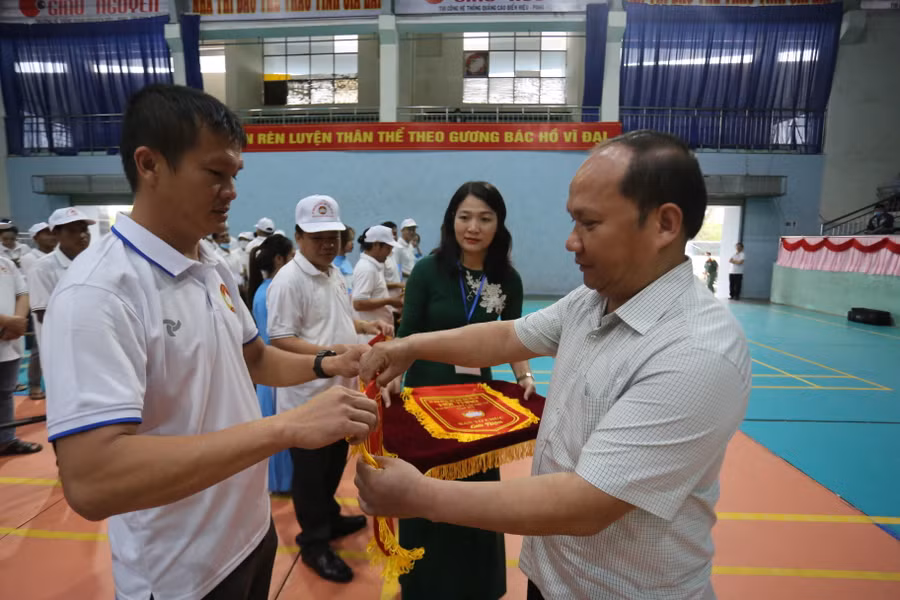 Phó Bí thư Tỉnh ủy Rah Lan Chung tặng hoa cho các vận động viên tham dự Hội thao Ảnh Văn Ngọc