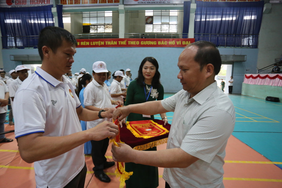 Phó Bí thư Tỉnh ủy Rah Lan Chung tặng hoa cho các vận động viên tham dự Hội thao Ảnh Văn Ngọc